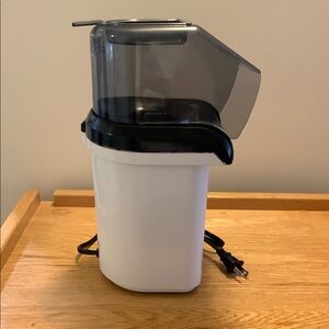 Compact Black and White Popcorn Maker

New
Never used